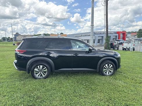 Used 2024 Nissan Pathfinder SL w/ Black Appearance Package AWD/4WD image 14
