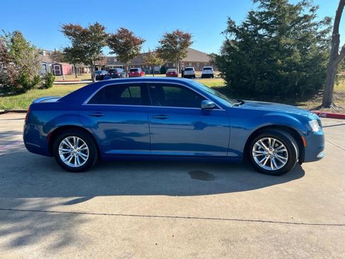 Used 2021 Chrysler 300 Touring w/ Driver Convenience Group RWD image 4