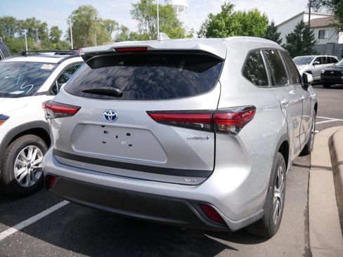 Used 2023 Toyota Highlander XLE AWD/4WD image 6