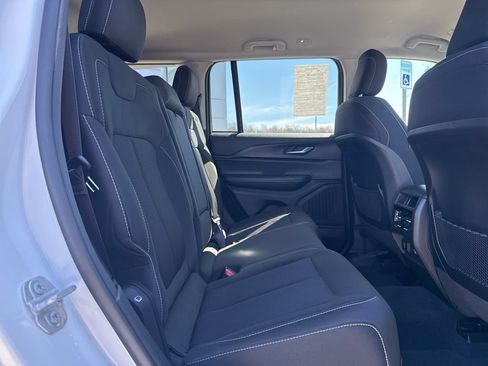 Used 2023 Jeep Grand Cherokee Laredo w/ Luxury Tech Group I AWD/4WD image 15
