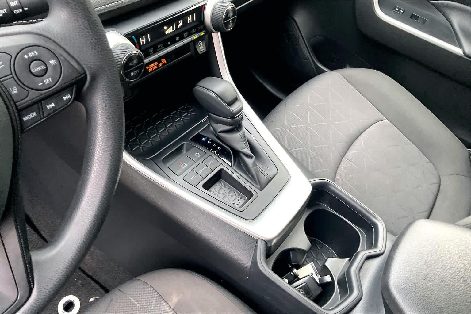 Used 2020 Toyota RAV4 XLE w/ Convenience Package FWD image 16