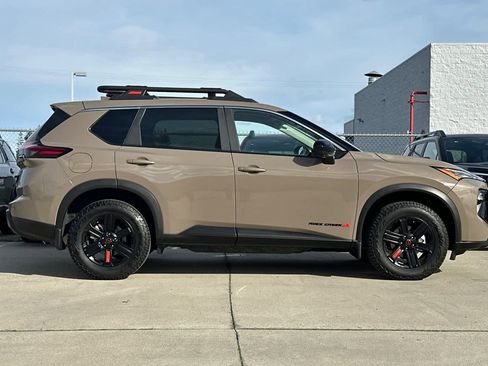 Used 2025 Nissan Rogue SV image 2