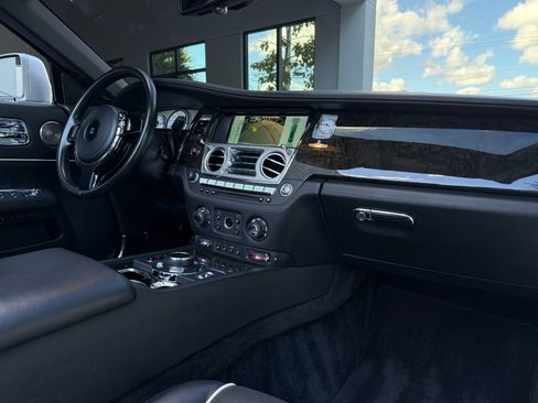 Used 2017 Rolls-Royce Dawn image 33