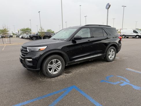 Used 2021 Ford Explorer XLT w/ Equipment Group 202A AWD/4WD image 2