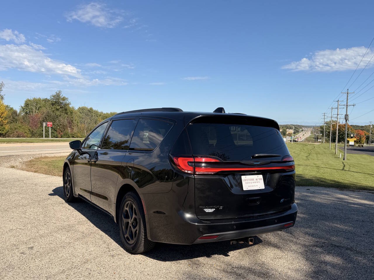Used 2021 Chrysler Pacifica Limited w/ Premium & Safety Sphere Group FWD image 3