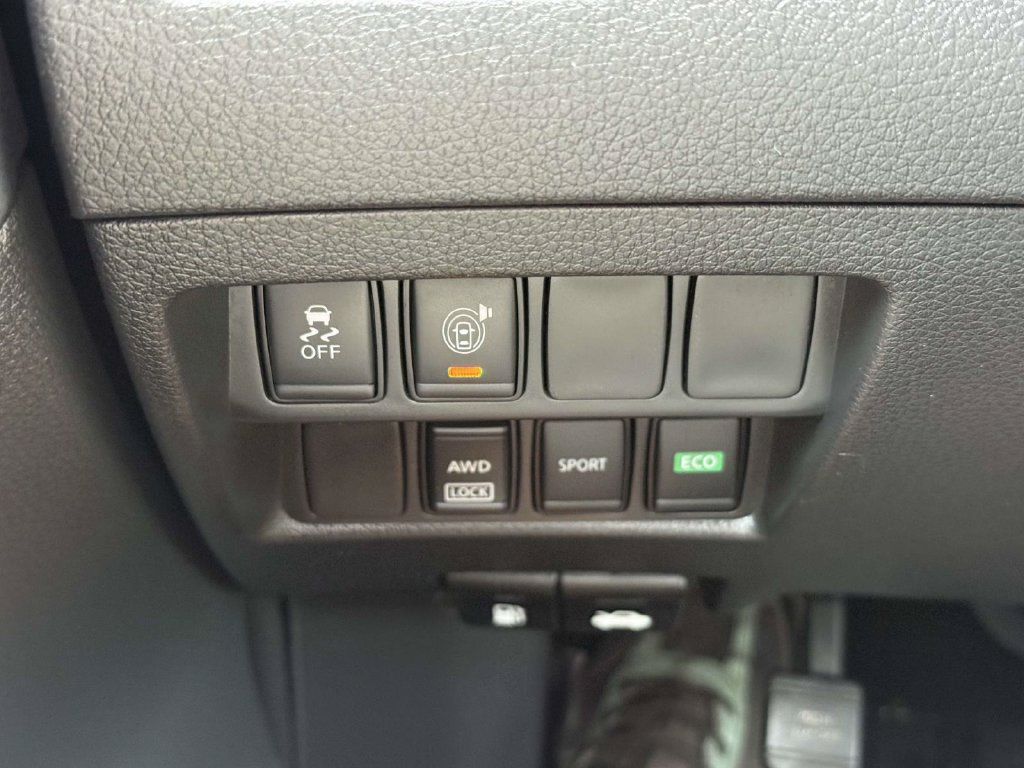 Used 2017 Nissan Rogue SV AWD/4WD image 26
