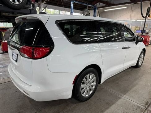 Used 2021 Chrysler Voyager L FWD image 4