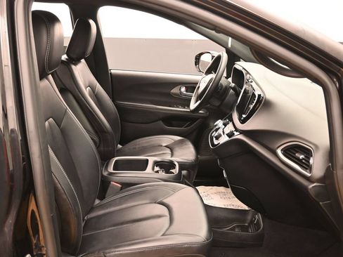 Used 2025 Chrysler Pacifica Select FWD image 31