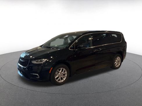 Used 2025 Chrysler Pacifica Select image 8