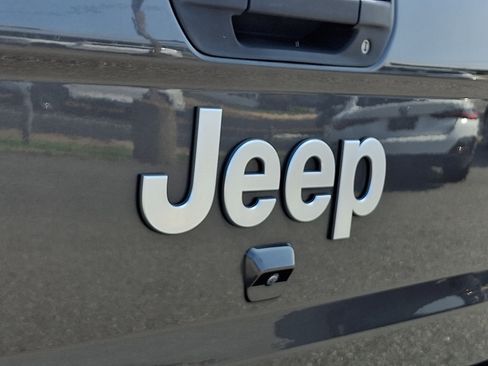 Used 2020 Jeep Gladiator Overland AWD/4WD image 30