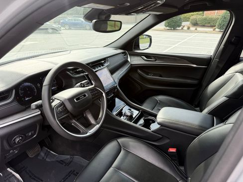 Used 2024 Jeep Grand Cherokee Limited image 14