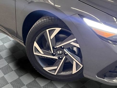 Used 2025 Hyundai Elantra SEL FWD image 28