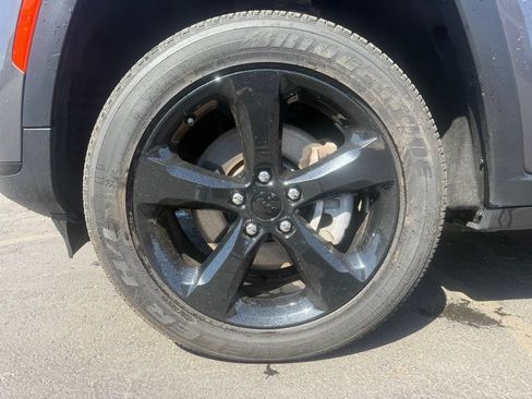Used 2024 Jeep Grand Cherokee L Altitude AWD/4WD image 10