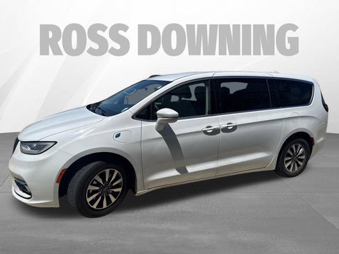 Used 2022 Chrysler Pacifica Touring-L FWD image 2