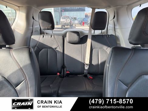 Used 2019 Chrysler Pacifica Touring-L Plus image 27
