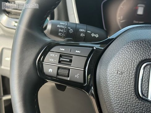 Used 2025 Honda Pilot Touring image 16