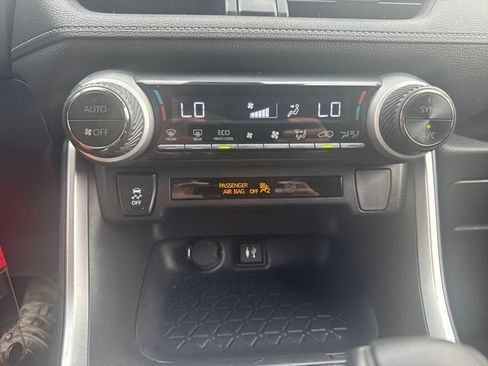 Used 2019 Toyota RAV4 LE w/ Carpet Mat Package AWD/4WD image 24