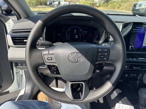 New 2025 Toyota Camry LE w/ Convenience Package FWD image 18