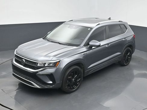 Used 2022 Volkswagen Taos SE w/ Panoramic Sunroof Package AWD/4WD image 9