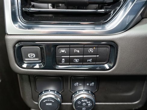 Used 2025 GMC Yukon Denali image 28