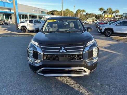 Used 2025 Mitsubishi Outlander SE image 2