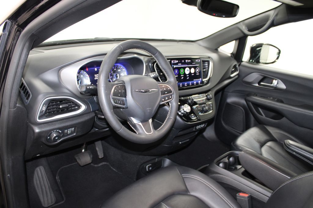 Used 2025 Chrysler Pacifica Select FWD image 22