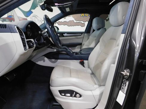 Used 2021 Porsche Cayenne GTS AWD/4WD image 14
