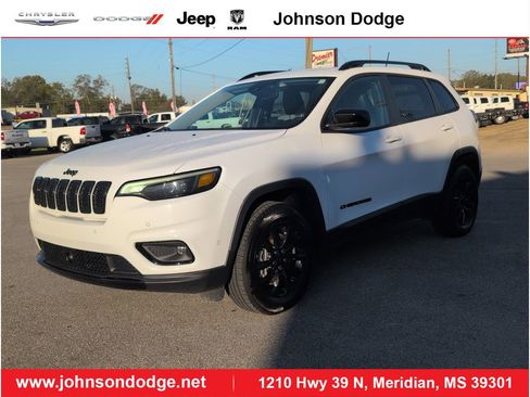 Used 2023 Jeep Cherokee Altitude Lux image 1