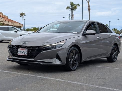 Used 2022 Hyundai Elantra SEL w/ Preferred Accessory Package FWD image 10