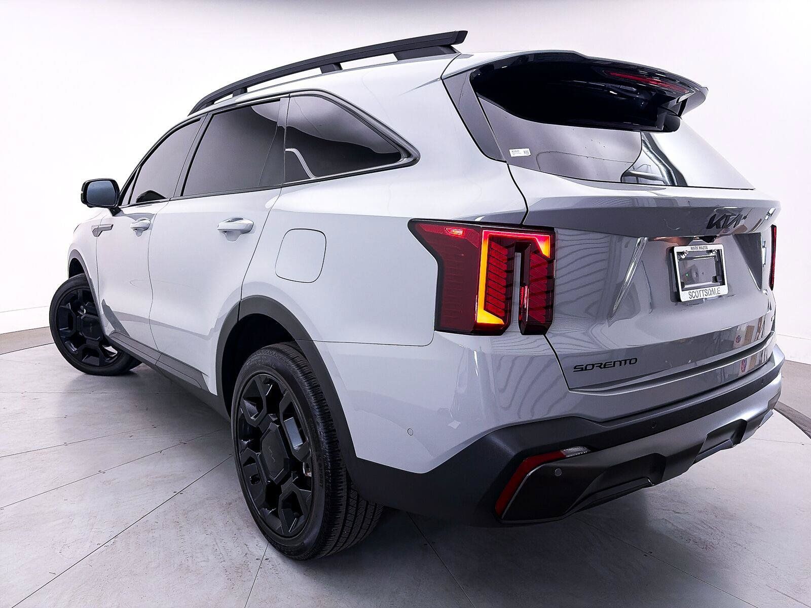 Used 2025 Kia Sorento SX AWD/4WD image 2