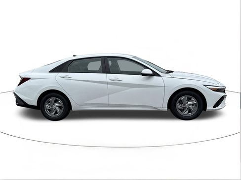 New 2026 Hyundai Elantra SE FWD image 2