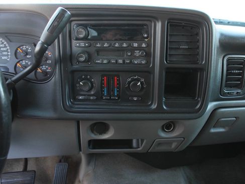 Used 2005 Chevrolet Suburban LS image 40