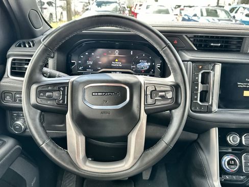 Used 2024 GMC Yukon XL Denali image 15