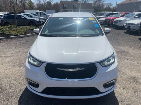 Used 2023 Chrysler Pacifica Touring-L FWD image 3