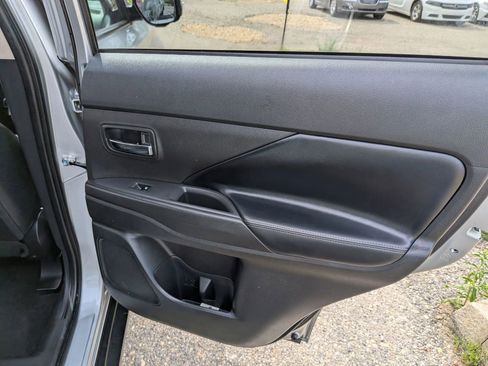 Used 2020 Mitsubishi Outlander SE FWD image 36