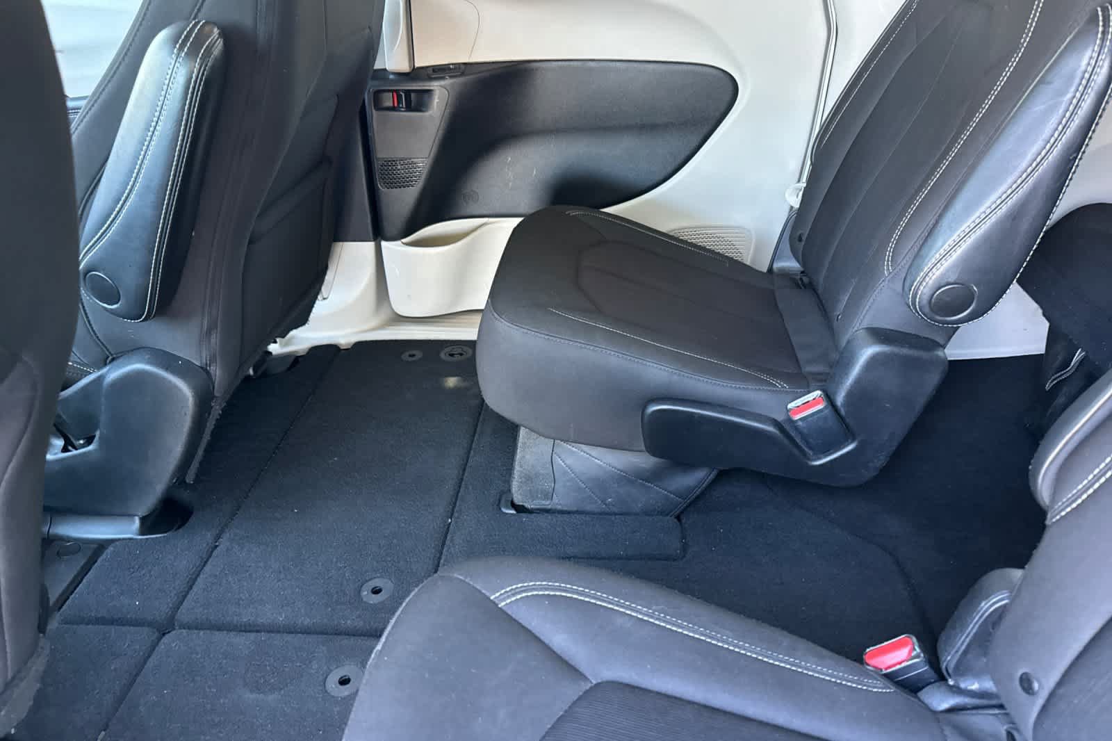 Used 2023 Chrysler Voyager LX FWD image 4