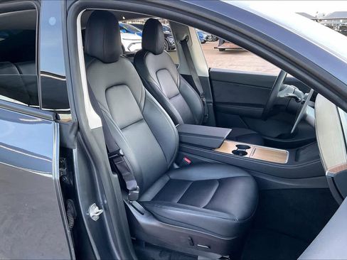 Used 2022 Tesla Model Y Long Range image 10