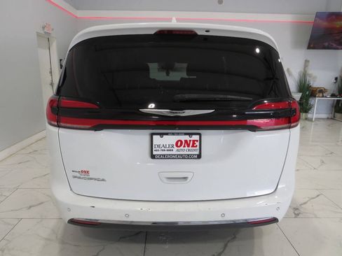 Used 2022 Chrysler Pacifica Touring-L FWD image 4