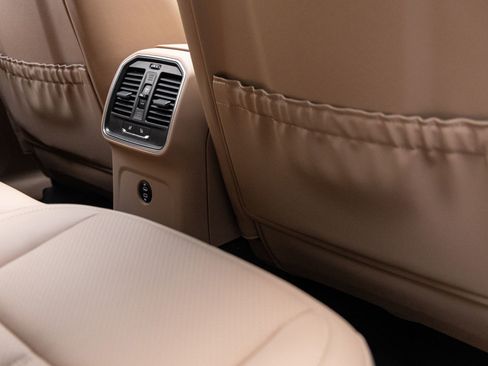 Certified 2025 Porsche Macan AWD/4WD image 32