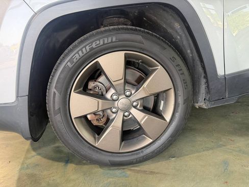 Used 2016 Jeep Cherokee Latitude FWD image 16