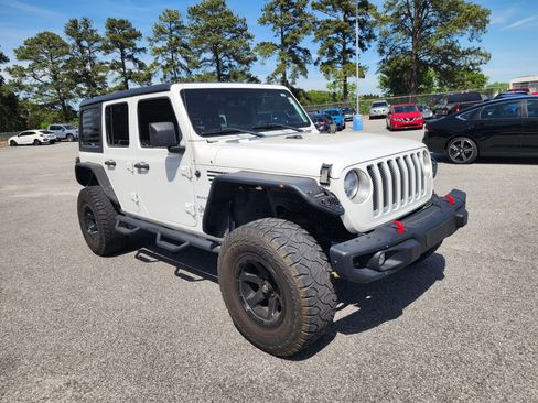 Used 2018 Jeep Wrangler Unlimited Sahara image 2