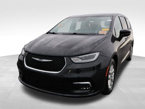 Used 2023 Chrysler Pacifica Touring-L FWD image 2