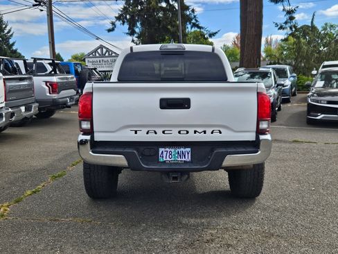 Used 2018 Toyota Tacoma SR5 AWD/4WD image 4