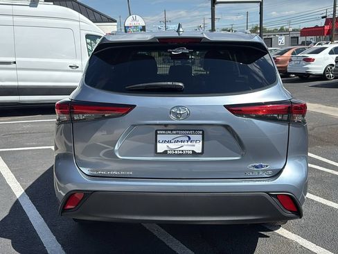 Used 2021 Toyota Highlander XLE AWD/4WD image 4