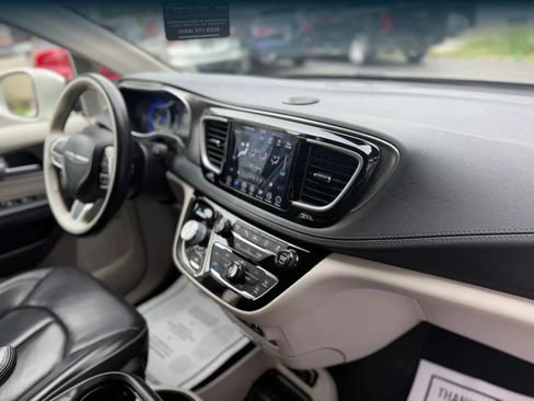 Used 2019 Chrysler Pacifica Limited w/ Tire & Wheel Group FWD image 16