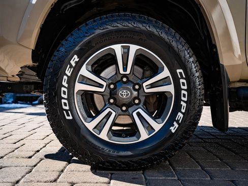 Used 2017 Toyota Tacoma TRD Sport image 13