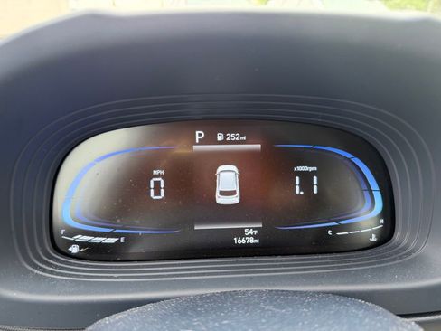 Used 2025 Hyundai Venue Limited FWD image 8