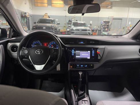 Used 2018 Toyota Corolla LE image 24