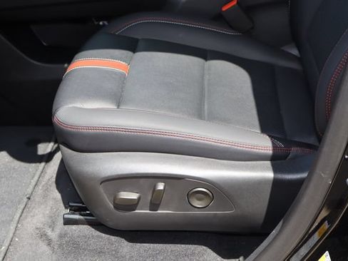 Used 2025 Chevrolet Traverse RS FWD image 16