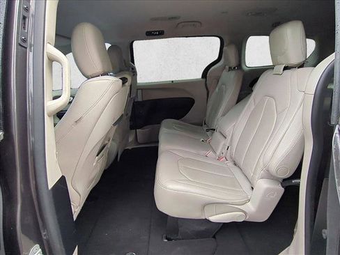 Used 2017 Chrysler Pacifica Touring-L Plus image 18